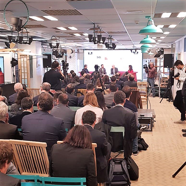 Empresarios de las principales compañías tecnológicas y legisladores debatieron hoy en un encuentro organizado por el Caucus Hispano del Congreso los retos que plantea la implantación de la red 5G,