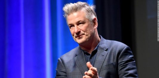 El actor Alec Baldwin fue detenido hoy por pegar un puñetazo a otro conductor en una pelea motivada por una plaza de aparcamiento en la salida de su casa en Manhattan. (Foto de twitter)