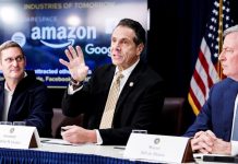La llegada de Amazon a Nueva York divide a sus representantes demócratas El gobernador de Nueva York, Andrew Cuomo (c), habla a periodistas junto al vicepresidente de Bienes Raíces e Instalaciones Globales de Amazon, John Schoettler (i), y el alcalde de la Ciudad de Nueva York, Bill de Blasio (d), durante una conferencia de prensa hoy, martes 13 de noviembre de 2018, para anunciar oficialmente la decisión de Amazon de abrir una de dos nuevas sedes nacionales en el vecindario de Long Island City en Nueva York, Nueva York