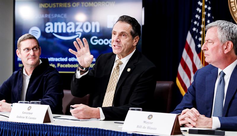 El gobernador de Nueva York, Andrew Cuomo (c), habla a periodistas junto al vicepresidente de Bienes Ra&iacute;ces e Instalaciones Globales de Amazon, John Schoettler (i), y el alcalde de la Ciudad de Nueva York, Bill de Blasio (d), durante una conferencia de prensa hoy, martes 13 de noviembre de 2018, para anunciar oficialmente la decisi&oacute;n de Amazon de abrir una de dos nuevas sedes nacionales en el vecindario de Long Island City en Nueva York, Nueva York 