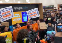 Nueva protesta de neoyorquinos contra Amazon: "escucha, estamos en la lucha" Medio centenar de personas participaron hoy en una protesta organizada contra Amazon en la librería que el gigante del comercio en línea tiene en el centro de Nueva York al grito en español de "Amazon, escucha, estamos en la lucha" y en plena jornada de "ciberlunes".