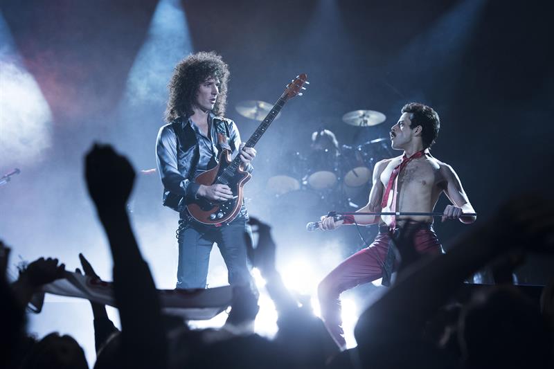 Fotograma cedido donde aparecen los actores Gwilym Lee (i) como Brian May y Rami Malek (d) como Freddie Mercury, durante una escena de la pel&iacute;cula "Bohemian Rhapsody"