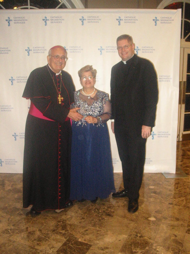 Domitila Valenzuela recibiendo el reconocimiento "Shining Star",&nbsp;entregado por el reverend&iacute;simo Nicholas DiMarzio, Ph.D., D., Obispo de Brooklyn,&nbsp;en compa&ntilde;&iacute;a del muy Reverendo Patrick J. Keating, Esq. Director Ejecutivo.&nbsp; (Foto: Buki Chapin)