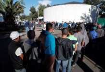 Avanzada de migrantes centroamericanos llega a Ciudad de México Decenas de migrantes esperan a recibir una ración de comida, en el deportivo Jesús Martínez Palillo de Ciudad de México (México) hoy, lunes 5 de noviembre de 2018.