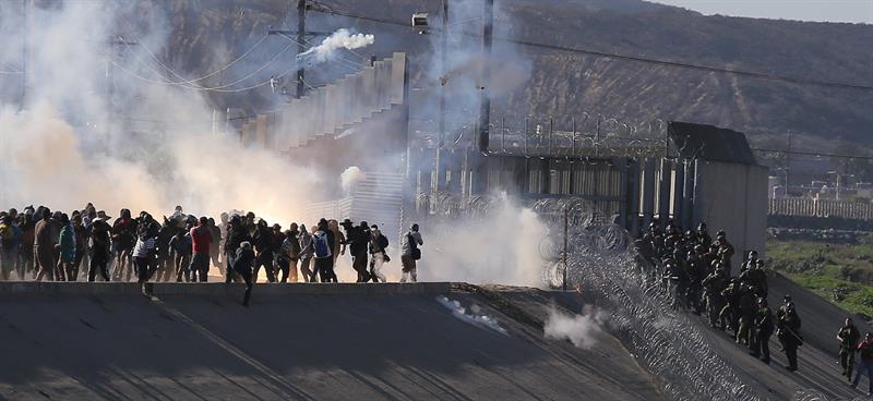 Vista de gases lacrimógenos que la policía fronteriza utiliza para evitar que grupos de personas crucen la garita El Chaparral, de la ciudad de Tijuana, en el estado de Baja California (México).