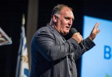 Presentan candidatura de cocinero español José Andrés para el Nobel de la Paz Fotografía de archivo fechada el 24 de septiembre de 2018, que muestra al cocinero español José Andrés mientras habla durante la presentación de su libro "Alimentamos una isla.