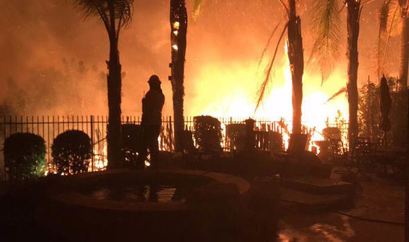 Además, la revista TMZ publicó que la exganadora olímpica y actual personalidad televisiva Caitlyn Jenner perdió su hogar en el incendio.