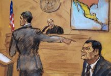 Un exagente de aduanas, primer testigo de la Fiscalía en el juicio al Chapo Reproducción fotográfica de un dibujo realizado por la artista Jane Rosenberg donde aparece el asistente del Fiscal de Estados Unidos, Adam Fels (i), mientras presenta su acusación frente al juez Brian cogan (c) y el narcotraficante mexicano Joaquín "El Chapo" Guzmán (d), durante el primer día de su juicio el martes 13 de noviembre de 2018, en el tribunal del Distrito Sur en Brooklyn, Nueva York.