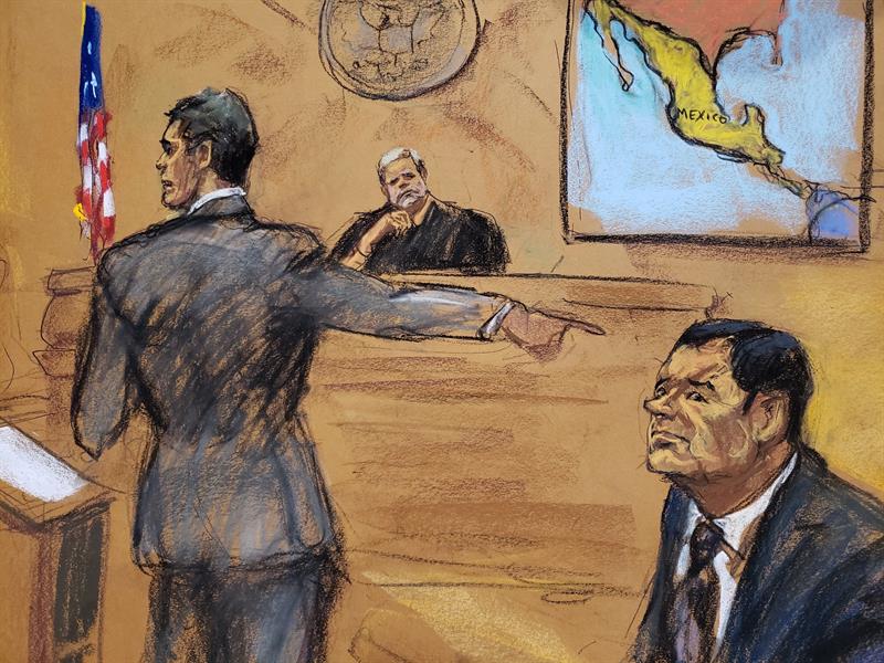 Reproducci&oacute;n fotogr&aacute;fica de un dibujo realizado por la artista Jane Rosenberg donde aparece el asistente del Fiscal de Estados Unidos, Adam Fels (i), mientras presenta su acusaci&oacute;n frente al juez Brian cogan (c) y el narcotraficante mexicano Joaqu&iacute;n "El Chapo" Guzm&aacute;n (d), durante el primer d&iacute;a de su juicio el martes 13 de noviembre de 2018, en el tribunal del Distrito Sur en Brooklyn, Nueva York.