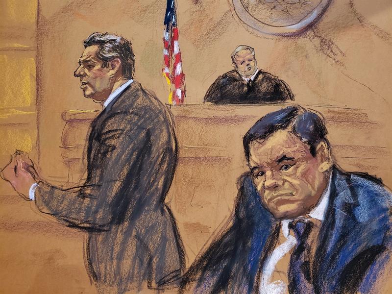 Reproducción fotográfica de un dibujo realizado por la artista Jane Rosenberg donde aparece el abogado Jeffrey Lichtman (i), mientras presenta sus recursos frente al juez Brian cogan (c) y su cliente el narcotraficante mexicano Joaquín "El Chapo" Guzmán (d)