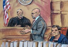Reproducción fotográfica de un dibujo realizado por la artista Jane Rosenberg donde aparece el narcotraficante mexicano Joaquín "El Chapo" Guzmán (d) mientras escucha a su abogado Eduardo Balarezo (c) hacer su petición al juez Brian Cohan (i)