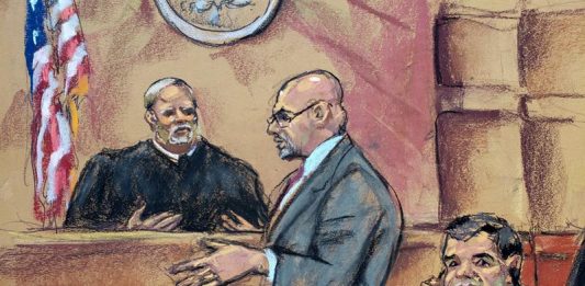 Reproducción fotográfica de un dibujo realizado por la artista Jane Rosenberg donde aparece el narcotraficante mexicano Joaquín "El Chapo" Guzmán (d) mientras escucha a su abogado Eduardo Balarezo (c) hacer su petición al juez Brian Cohan (i)