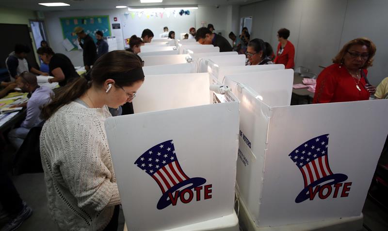 Estadounidenses emiten su voto el pasado 6 de noviembre de 2108 en Los Ángeles, California