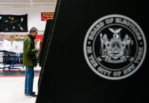 Las elecciones del 6 de noviembre van a ser históricas Fotografía de archivo del 7 de noviembre de 2017 de varios votantes acudiendo al colegio electoral en Nueva York.