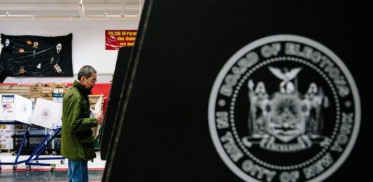 Fotografía de archivo del 7 de noviembre de 2017 de varios votantes acudiendo al colegio electoral en Nueva York.