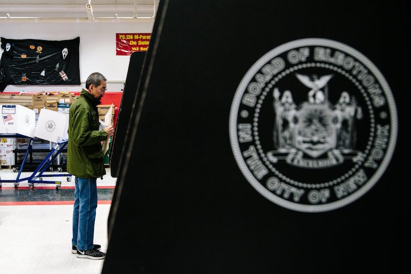 Fotografía de archivo del 7 de noviembre de 2017 de varios votantes acudiendo al colegio electoral en Nueva York.