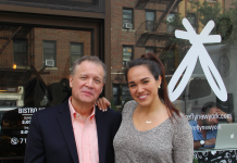 El abogado Richard La Salle frente a su nuevo restaurante Firefly en Sunnyside, acompañado de su chef Vanessa Ceballos.