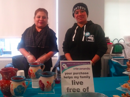 Artesanando, una camino a una nueva vida para víctimas de violencia Victoria Leal (Izq.), de Oaxaca, prepara comida tradicional de su tierra y Eliazar Campos (Der.), oriunda de Amayuca, México, prepara exquisitos dulces artesanales.