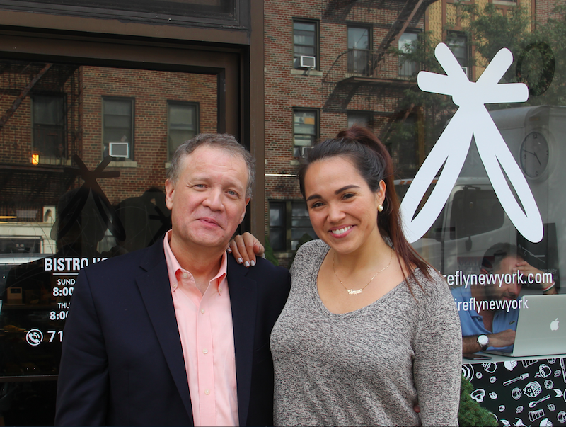 El abogado Richard La Salle frente a su nuevo restaurante Firefly en Sunnyside, acompañado de su chef Vanessa Ceballos.