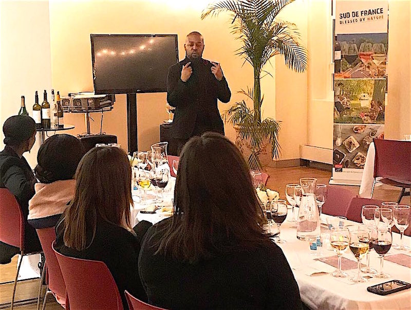 Durante el evento organizado por Dayanne Danier, el reconocido sommelier Charles Dion Springfield present&oacute; una charla did&aacute;ctica sobre los vinos del sur de Francia y su maridaje con platos emblema de la cocina criolla haitiana.
