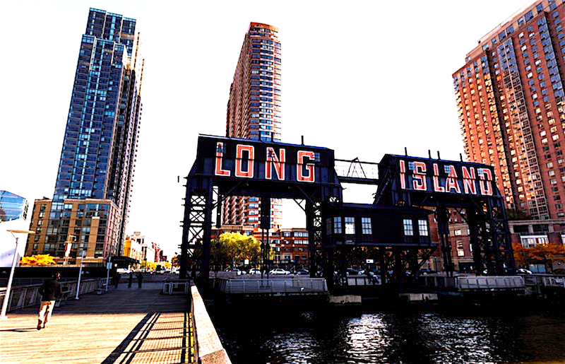 Durante los &uacute;ltimos a&ntilde;os, Long Island City ha sido la sede de los juegos pirot&eacute;cnicos de Macy's en el r&iacute;o, que ofrece una zona segura, con facilidad de acceso desde varios puntos y transporte, as&iacute; como una nueva infraestructura con calles nuevas, espaciosas y limpias.