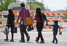 La propuesta del presidente Donald Trump de cambiar la regla de carga pública, provoca temor y confusión entre las familias inmigrantes, que lo ven como una nueva amenaza de deportación.