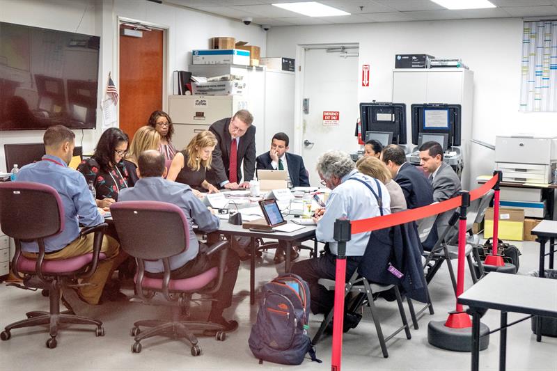 Miembros de la junta de escrutinio del condado de Miami Dade trabajan en el recuento de la votaci&oacute;n de las elecciones legislativas en el Departamento de Elecciones de Miami-Dade en Miami, Florida. Foto archivo.