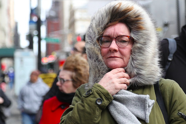 Los floridanos sacaron hoy de los armarios abrigos, bufandas, gorros y botas para afrontar lo que por estas tierras es considerado una ola de frío, con temperaturas que apenas llegaron a los 50 grados Fahrenheit