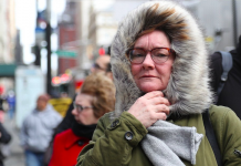 La primera ola de temperaturas bajas hace sacar los abrigos a los floridanos Los floridanos sacaron hoy de los armarios abrigos, bufandas, gorros y botas para afrontar lo que por estas tierras es considerado una ola de frío, con temperaturas que apenas llegaron a los 50 grados Fahrenheit