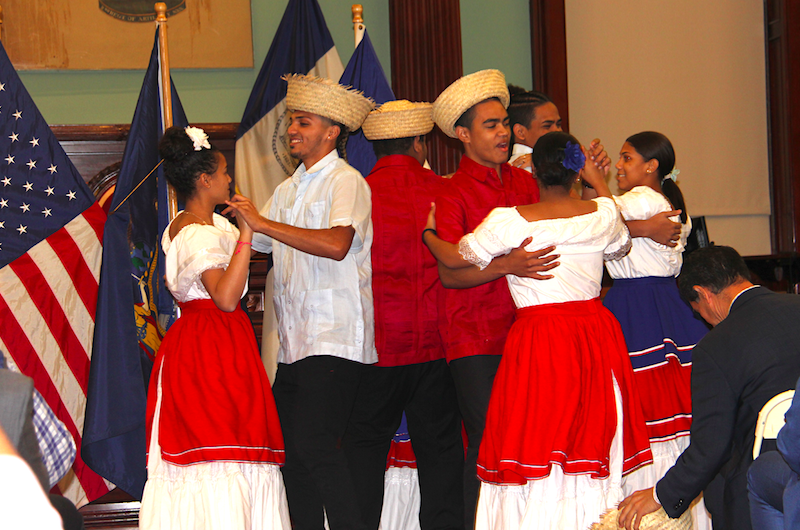 El grupo de baile folcórico Alianza Dominicana presentó tres ritmos de danzas diferentes, vistiendo los atuendos tradicionales y llenando el auditorio con la alegría que caracteriza la música caribeña.