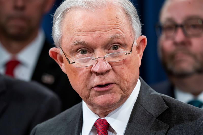 Fotograf&iacute;a de archivo del 16 de octubre de 2018 del fiscal general de los Estados Unidos, Jeff Sessions, durante una declaraci&oacute;n en el Departamento de Justicia, en Washington, DC 