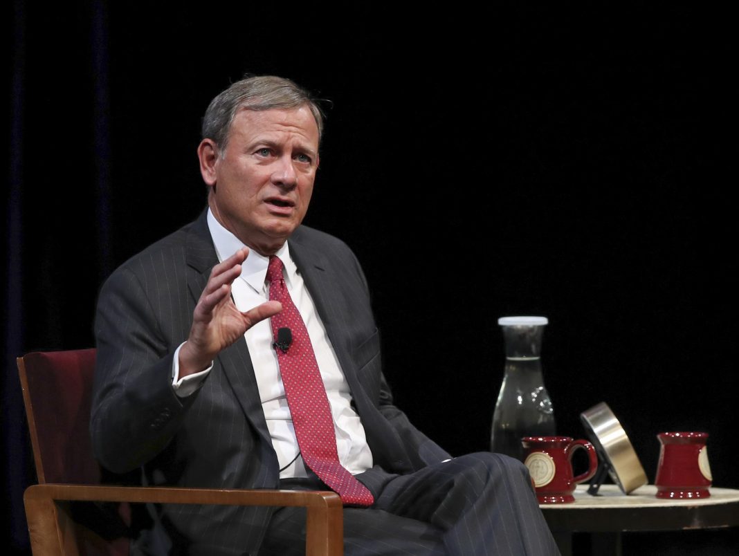 El juez que preside el Tribunal Supremo, John Roberts, cargó hoy, en un movimiento extraordinario, contra el presidente del país, Donald Trump, por sus ataques a la independencia judicial.
