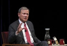 Juez del Supremo bloquea la entrega de los impuestos de Trump al Congreso El juez que preside el Tribunal Supremo, John Roberts, cargó hoy, en un movimiento extraordinario, contra el presidente del país, Donald Trump, por sus ataques a la independencia judicial.
