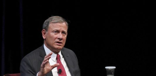 El juez que preside el Tribunal Supremo, John Roberts, cargó hoy, en un movimiento extraordinario, contra el presidente del país, Donald Trump, por sus ataques a la independencia judicial.