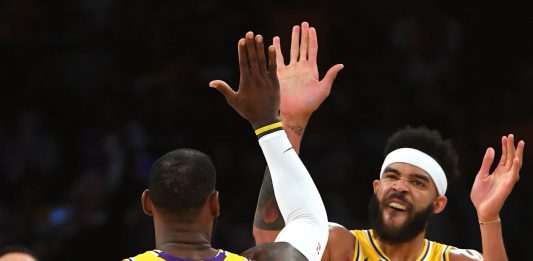 El alero estrella LeBron James aportó 26 puntos, incluido el mate que consiguió en los últimos segundos del tiempo reglamentario de partido que Los Angeles Lakers ganaron por 107-106 a los Hawks de Atlanta.