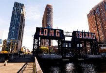 Vista de una construcción junto al museo de arte MoMA PS1, en Long Island City, Nueva York.