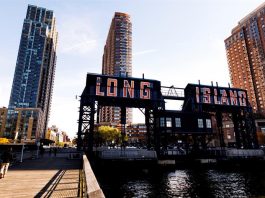 Amazon abrirá sedes en Nueva York y en Virginia con 50.000 empleados Vista de una construcción junto al museo de arte MoMA PS1, en Long Island City, Nueva York.