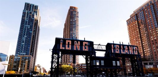 Vista de una construcción junto al museo de arte MoMA PS1, en Long Island City, Nueva York.
