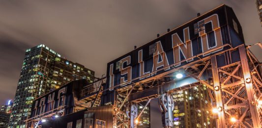 Long Island City es uno de los barrios de la Ciudad de Nueva York, que en la última década y media ha sufrido una importante transformación, pasando de ser un barrio obrero, lleno de fabricas, a uno residencial lleno de elegantes edificios y con el proyecto de instalación de la sede de Amazon