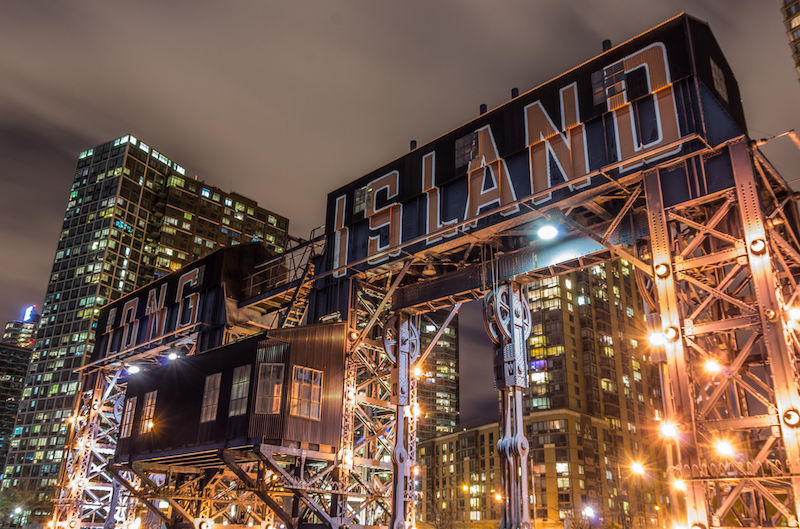  Long Island City es uno de los barrios de la Ciudad de Nueva York, que en la &uacute;ltima d&eacute;cada y media ha sufrido una importante transformaci&oacute;n, pasando de ser un barrio obrero, lleno de fabricas, a uno residencial lleno de elegantes edificios y con el proyecto de instalaci&oacute;n de la sede de Amazon