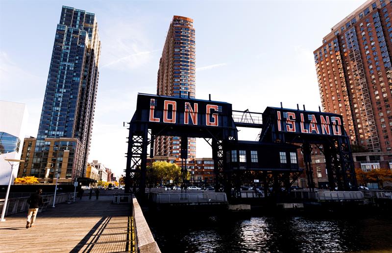 Vista de una construcci&oacute;n junto al museo de arte MoMA PS1, en Long Island City, Nueva York.