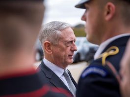 El jefe del Pentágono, James Mattis, llega a la frontera con México El secretario de Defensa de Estados Unidos, Jim Mattis (C)