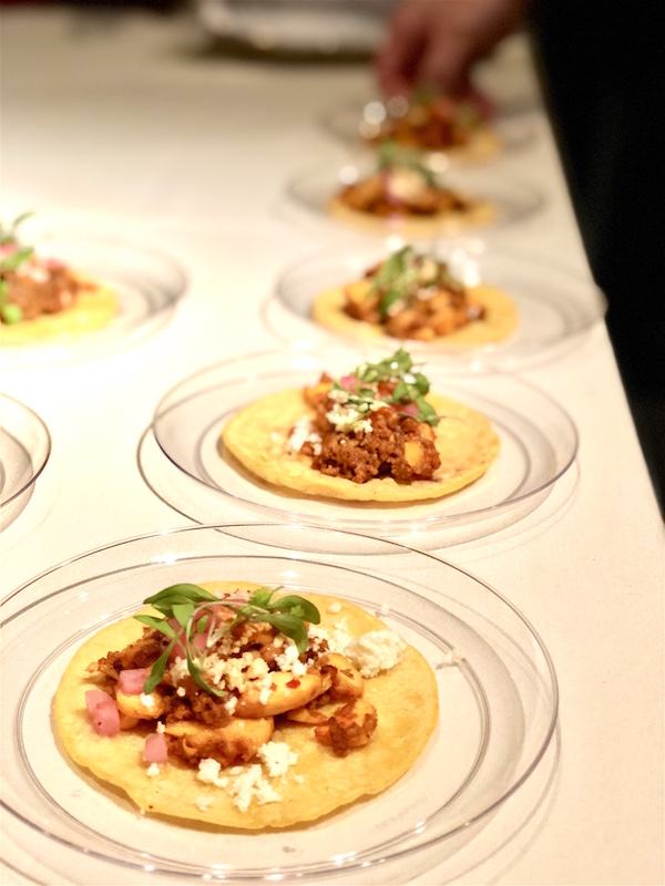 Los exquisitos tacos de pulpo y de chorizo del Chef Juli&aacute;n Medina, fueron parte del apoyo al trabajo de beneficencia, que manifiestan el trabajo para fortalecer los lazos de hermandad a trav&eacute;s de la cultura gastron&oacute;mica mexicana.