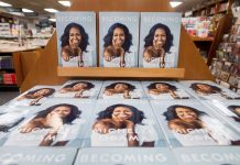 El aborto espontáneo de Michelle Obama abre charla sobre una pérdida difícil de enfrentar Copias del libro ''Becoming'', titulado ''Mi historia'' en español y escrito por la antigua primera dama estadounidense, Michelle Obama, son expuestos en una tienda de Washington. Este primer libro de sus memorias está más centrado en los altibajos cotidianos de su vida que en el brillo de su periodo como celebridad mundial en la Casa Blanca. EFE/ Michael Reynolds