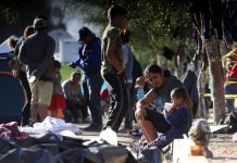 Migrantes permanecen en un albergue de la ciudad de Tijuana (México).