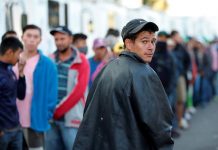 Grupos de migrantes descansan en el deportivo Jesús Martínez Palillo, en Ciudad de México (México).