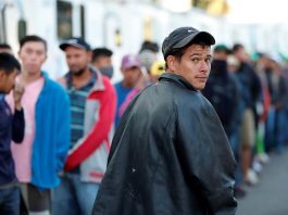 Grupos de migrantes descansan en el deportivo Jesús Martínez Palillo, en Ciudad de México (México).
