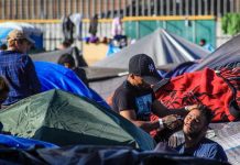 Integrantes de la caravana migrante de centroamericanos permanecen en un albergue hoy, martes 27 de noviembre de 2018, en la ciudad de Tijuana, en Baja California (México).