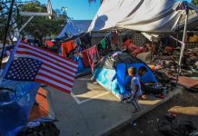 Migrantes centroamericanos enfrentan duras condiciones en albergue de Tijuana Integrantes de la caravana migrante de centroamericanos en un albergue en la ciudad de Tijuana.