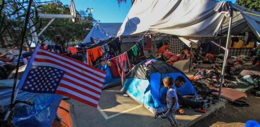 Integrantes de la caravana migrante de centroamericanos en un albergue en la ciudad de Tijuana.